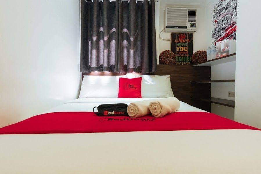 Reddoorz Plus @ Poblacion Makati Makati City Buitenkant foto