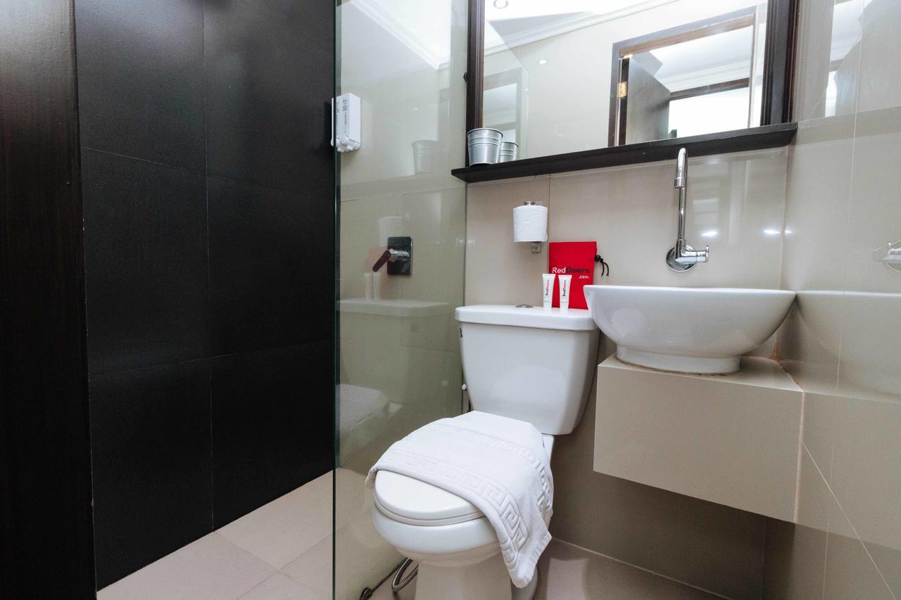 Reddoorz Plus @ Poblacion Makati Makati City Buitenkant foto